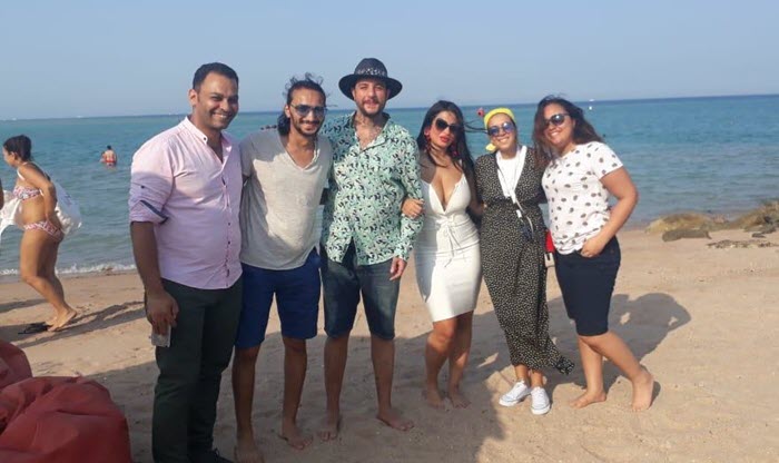 بالصور.. أحمد الفيشاوي يحتفل بزواجه من ندى كامل على أحد شواطئ الجونة