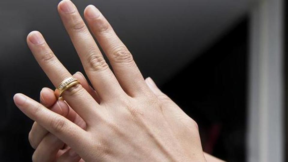 لماذا يلبس العروسان خاتم الزواج في اصبع البنصر ..؟؟