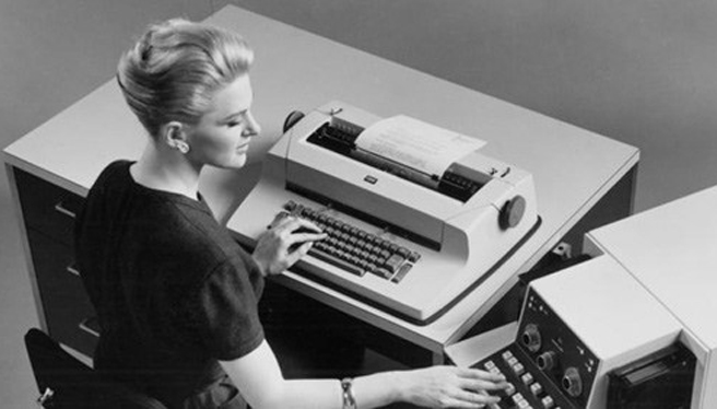 كيف تم اختراع الآلة الكاتبة وأحدثت ثورة في النشر؟