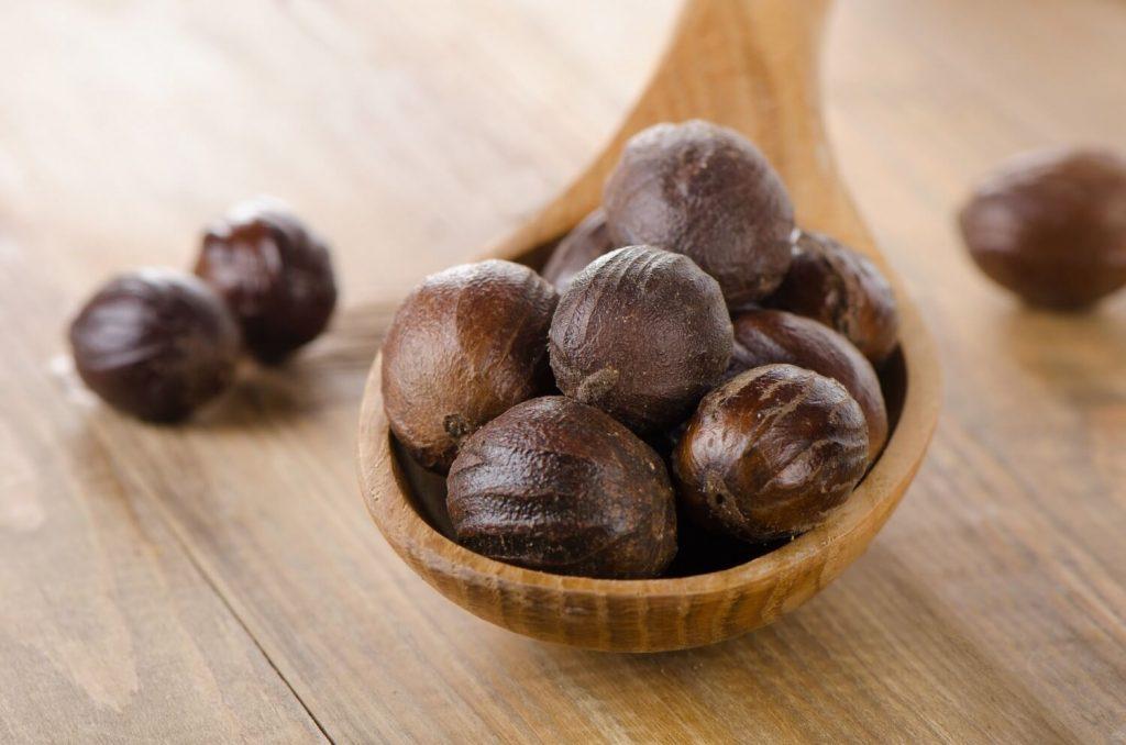 فوائد جوزة الطيب Nutmeg مع إضرارها والحكم الشرعي لاستعمالها في الطعام و الشراب